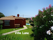 VILLA LUNA: PETITE VILLA SUR A UNIQUE ETAGE, AVEC JARDIN ET PISCINE A USAGE ECLUSIF DES HOTES. ELLE ACCUEILLE 4 PERSONNES DANS 2 CHAMBRES: UNE CHAMBRE AVEC LIT DOUBLE ET UNE CHAMBRE AVEC 2 LITS UNIQUES.