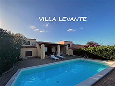 VILLA LEVANTE : LUMINOSA CON VISTA MARE, E' PORZIONE DI BIFAMIGLIARE,SU PIU'LIVELLI, CON CORTILE E PISCINA PRIVATI AD USO ESCLUSIVO. COMPLETAMENTE ARREDATA E CORREDATA, HA 3 CAMERE, 1 BAGNI, AMPIO SOGGIORNO/PRANZO, CUCINOTTO E VERANDA ATTREZZAA. OSPITA COMODAMENTE 6 PERSONE